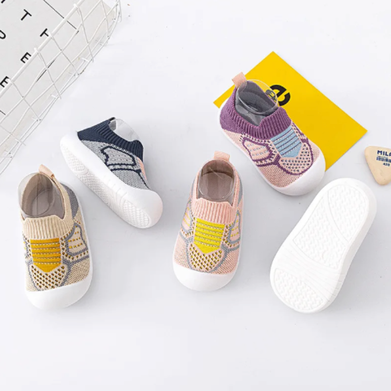 "Babyschuhe mit atmungsaktivem Material, flexibler Sohle und stylischem Design in süßen Farben, ideal für Kleinkinder."