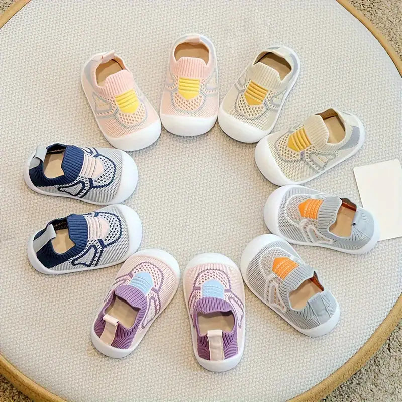 "Babyschuhe mit atmungsaktivem Material, flexibler Sohle und stylischem Design in süßen Farben, ideal für Kleinkinder."