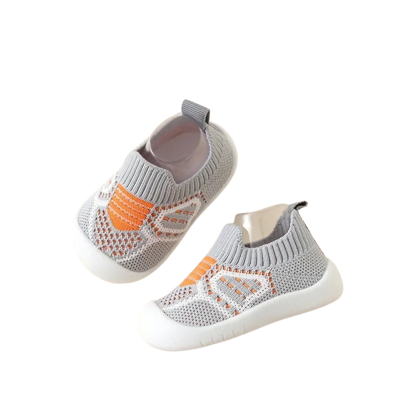 "Babyschuhe mit atmungsaktivem Material, flexibler Sohle und stylischem Design in süßen Farben, ideal für Kleinkinder."