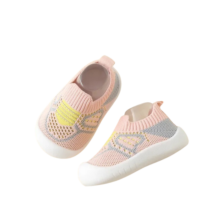 "Babyschuhe mit atmungsaktivem Material, flexibler Sohle und stylischem Design in süßen Farben, ideal für Kleinkinder."