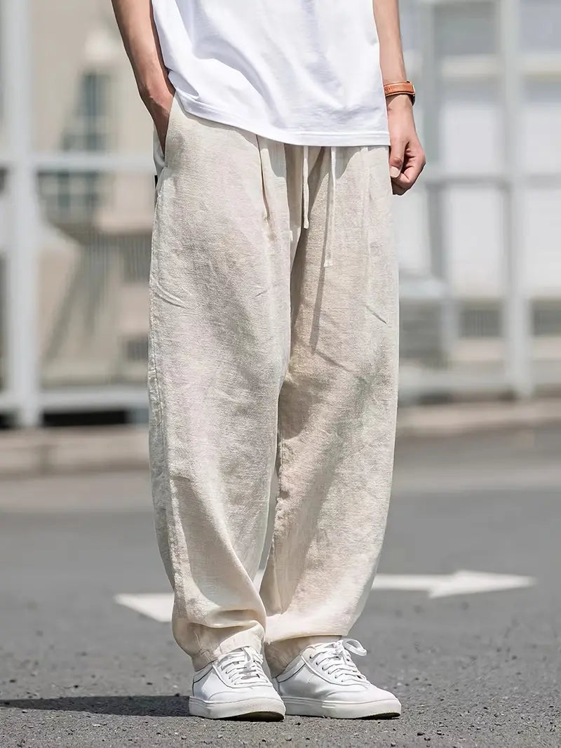 Baggy Leinenhose Herren, lässiger Schnitt, atmungsaktives Material, trendiger Look, beige Farbton, vielseitig kombinierbar.