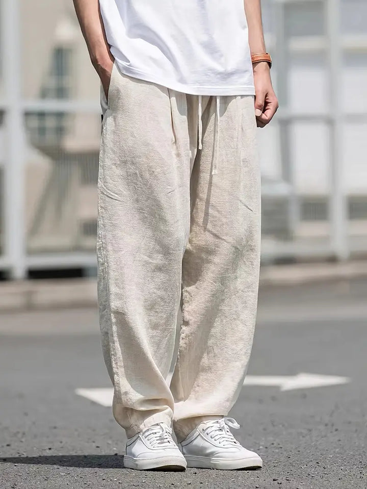 Baggy Leinenhose Herren, lässiger Schnitt, atmungsaktives Material, trendiger Look, beige Farbton, vielseitig kombinierbar.