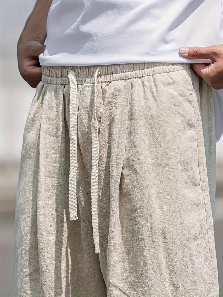Baggy Leinenhose Herren, lässiger Schnitt, atmungsaktives Material, trendiger Look, beige Farbton, vielseitig kombinierbar.