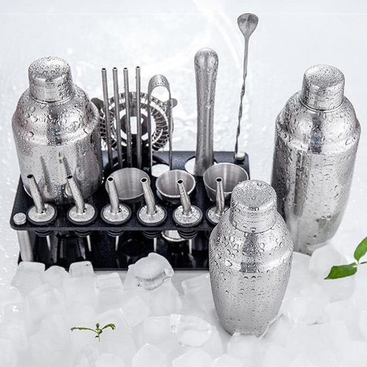 "Barkeeper Kit aus Edelstahl mit 23 Teilen, inkl. Martini-Shaker, Jigger, Muddler, Sieb und Bambus-Ständer, für Cocktails."