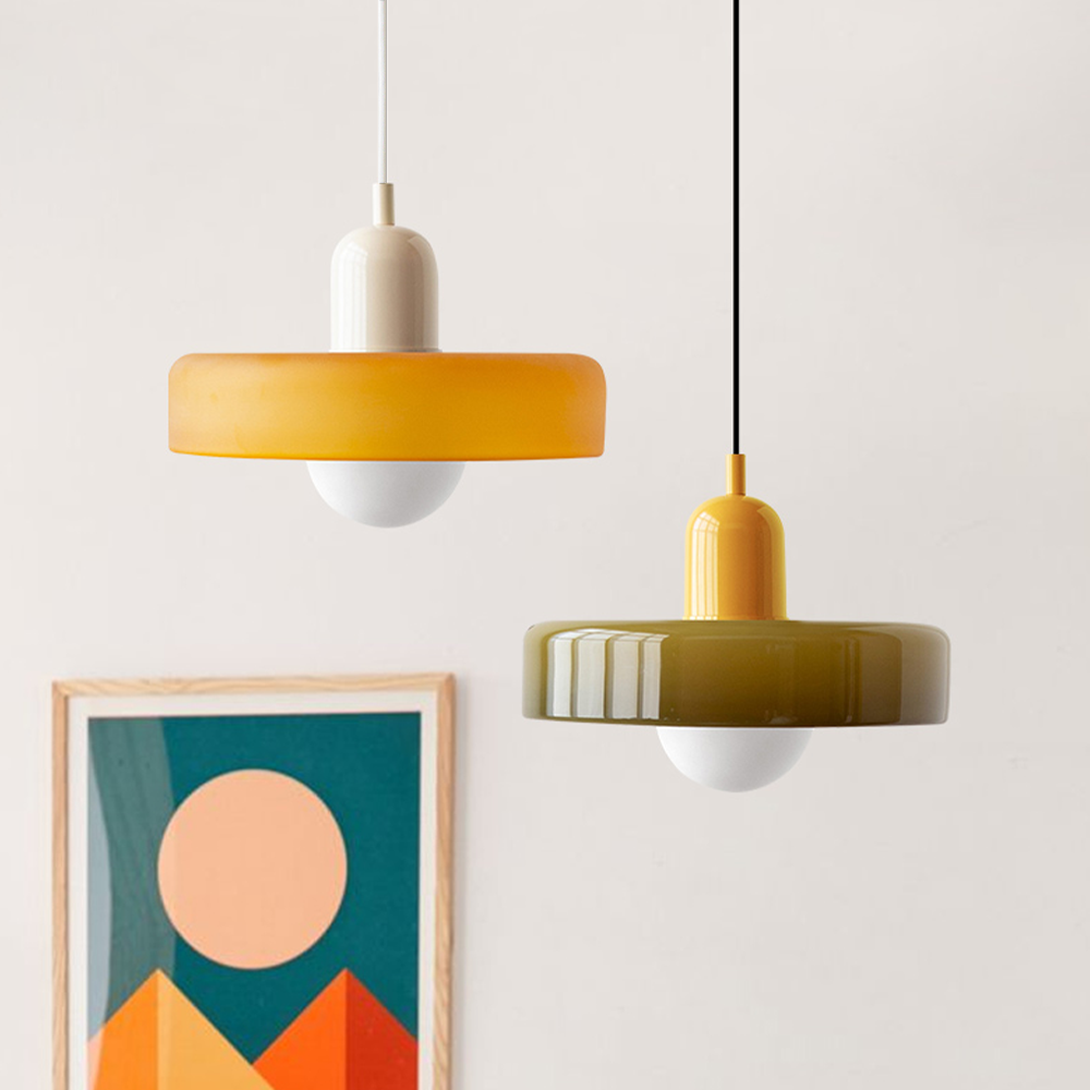 "Bauhaus-Stil Pendelleuchte aus Buntglas, LED-kompatibel, elegante Farben, moderne Deckenleuchte, warmes Lichtambiente."