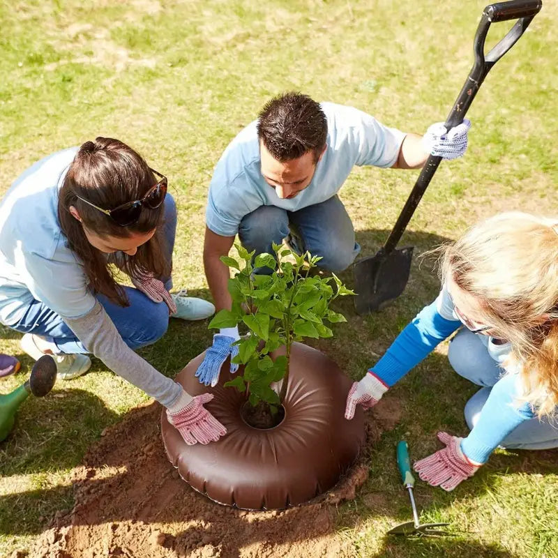 "Baum Bewässerungstasche mit Tropfbewässerung für gleichmäßige Wasserzufuhr an Wurzeln, ideal für Gartenpflege."