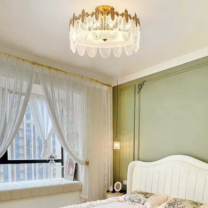 Runder Glaskronleuchter mit dekorativem Muster