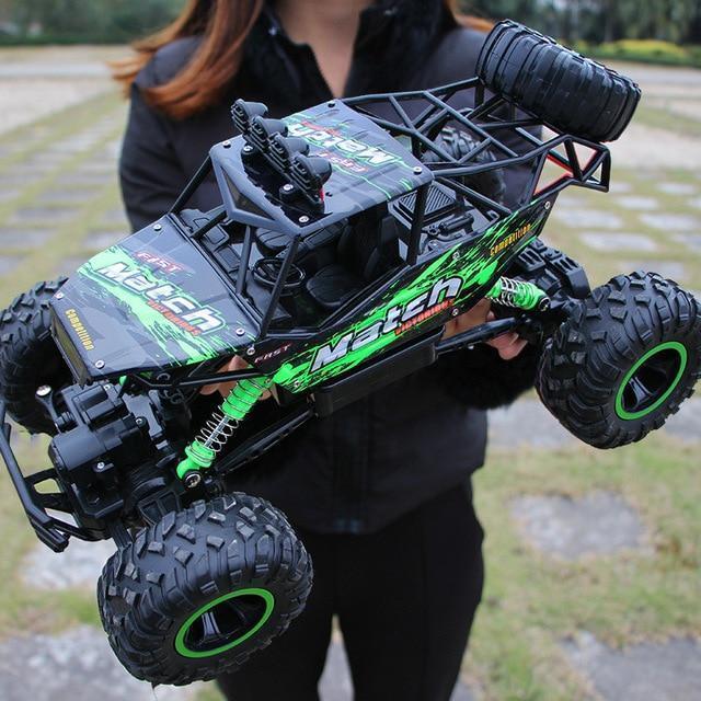 "BeastTrek X4 RC Monstertruck mit robustem Design, 4x4-Antrieb und großen Gummireifen für Offroad-Abenteuer."