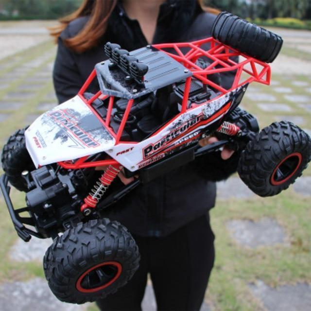 "BeastTrek X4 RC Monstertruck mit robustem Design, 4x4-Antrieb und großen Gummireifen für Offroad-Abenteuer."