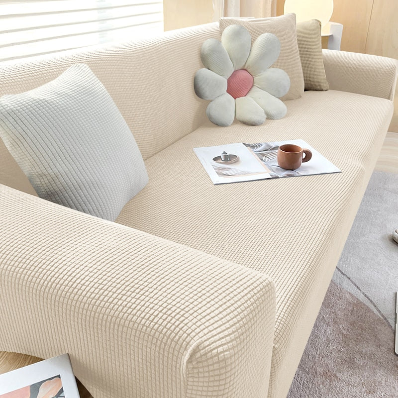 Beige Sofahusse aus elastischem Stretchmaterial, perfekter Sitz, Schutz vor Flecken, Schmutz und Tierhaaren.