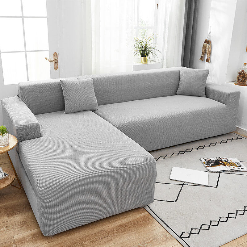 Beige Sofahusse aus elastischem Stretchmaterial, perfekter Sitz, Schutz vor Flecken, Schmutz und Tierhaaren.