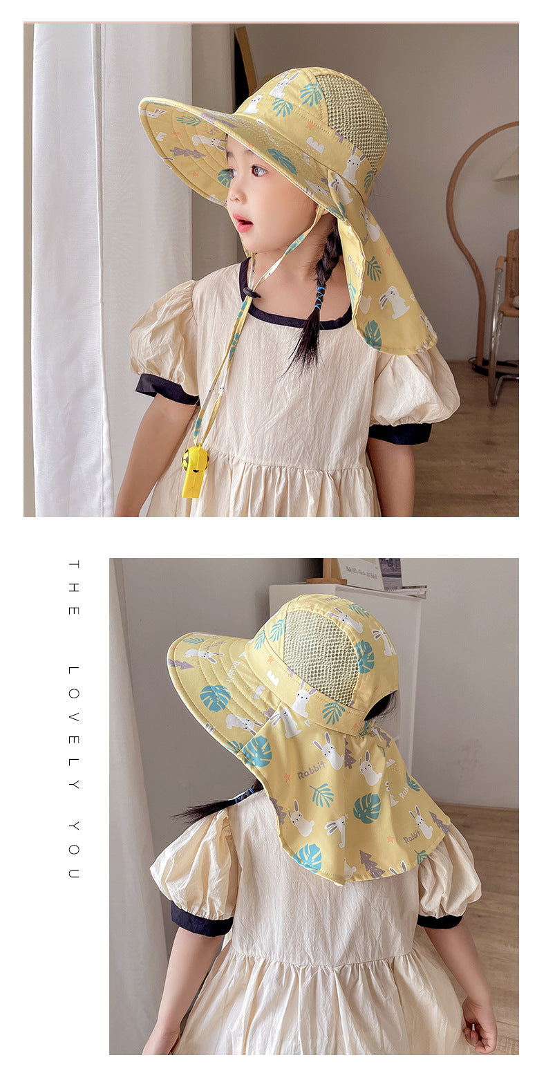 Beiger Kinder Sonnenhut mit UPF 50+, breiter Krempe und verstellbarem Kinnband für optimalen Sonnenschutz und Komfort.