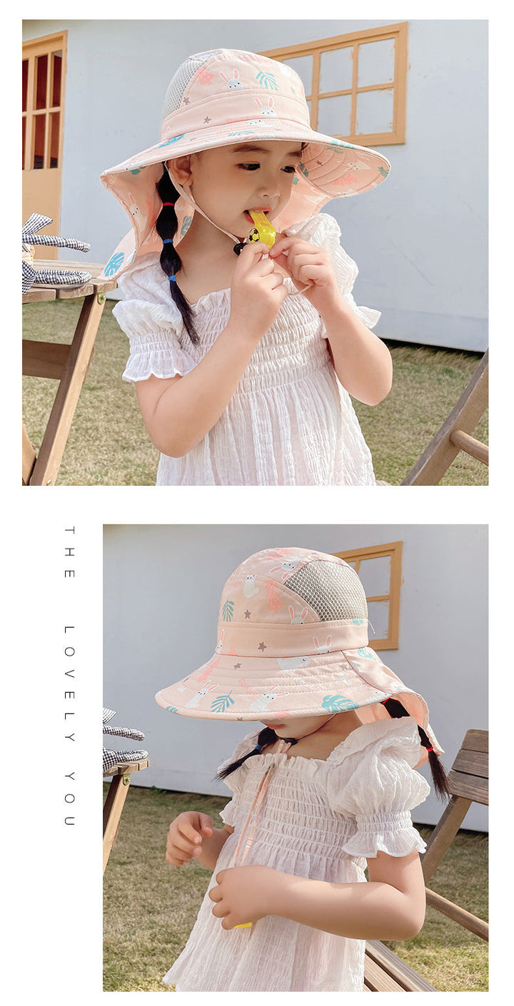 Beiger Kinder Sonnenhut mit UPF 50+, breiter Krempe und verstellbarem Kinnband für optimalen Sonnenschutz und Komfort.