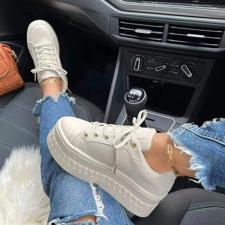 "Bequeme Damensneaker mit Plateau-Sohle, Schnürdesign in Weiß, moderne Optik für stilbewusste Frauen."