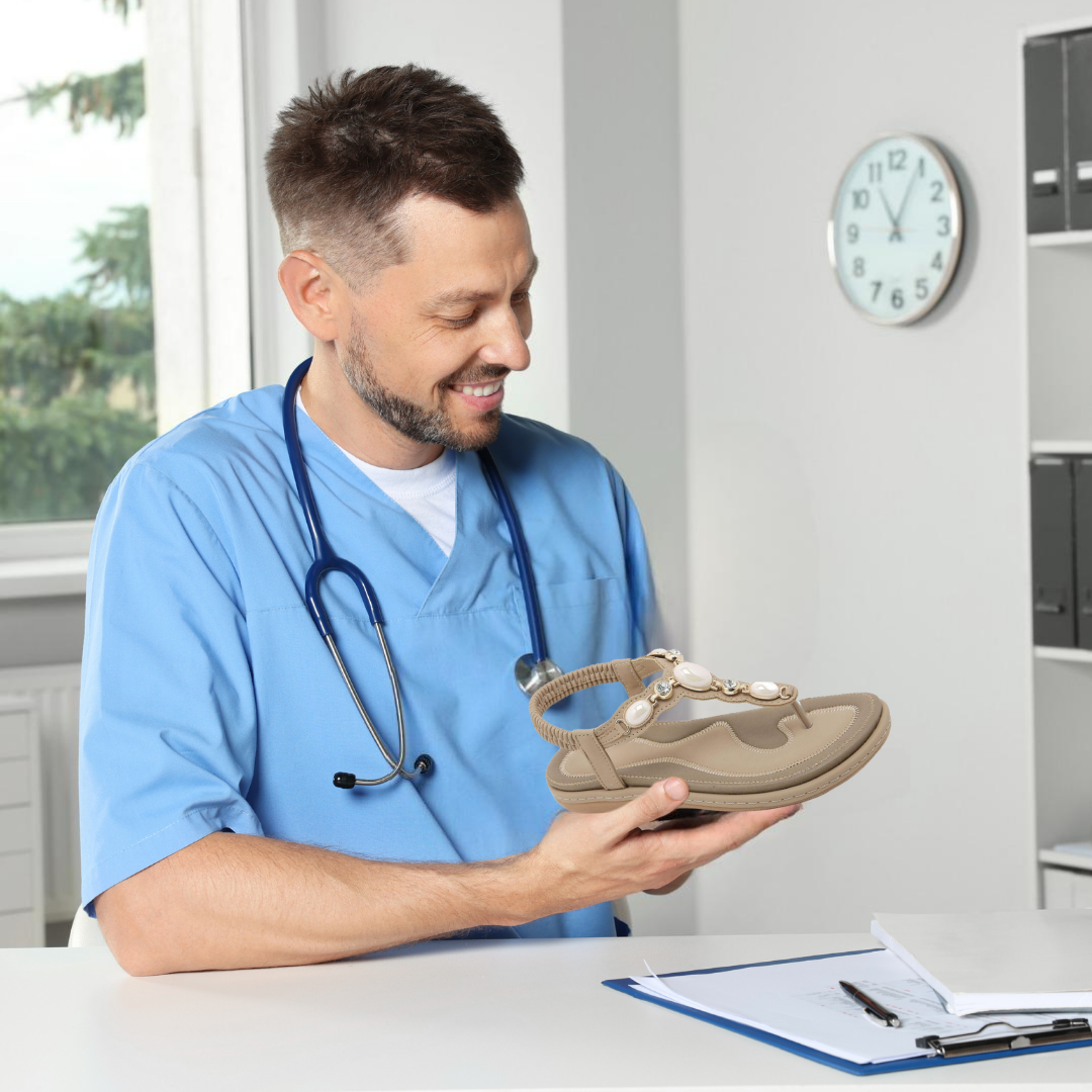 Bequeme, ergonomische Sandalen in Aprikose mit rutschfester Sohle zur Förderung der Fußgesundheit auf hellem Hintergrund.