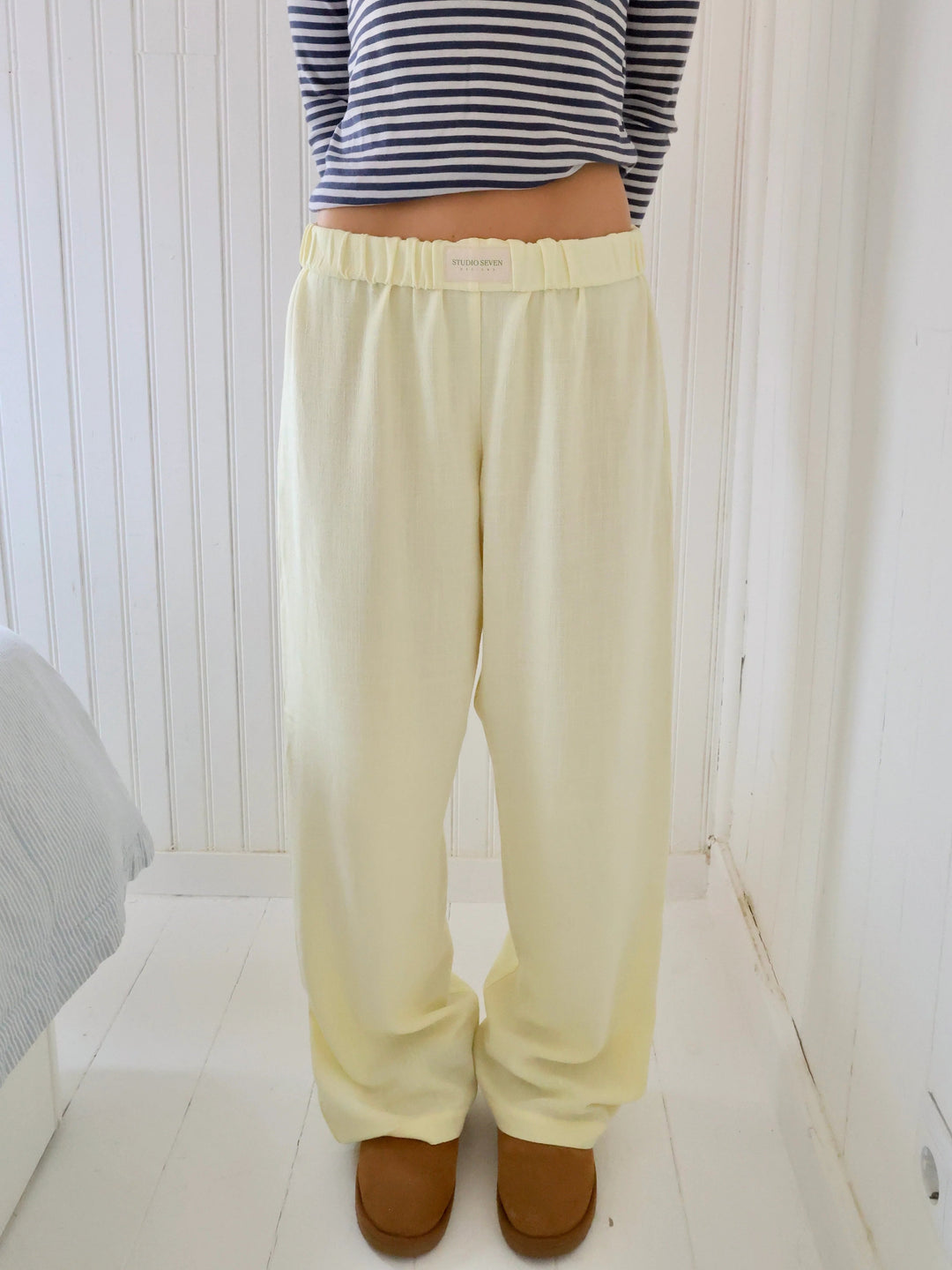"Bequeme Lounge-Hose mit elastischem Bund, weites Bein und vintage Streifendruck für stilvolle Loungewear."