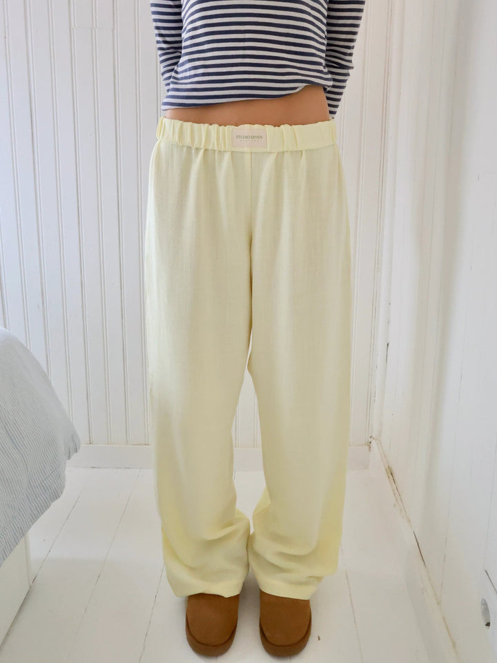 "Bequeme Lounge-Hose mit elastischem Bund, weites Bein und vintage Streifendruck für stilvolle Loungewear."