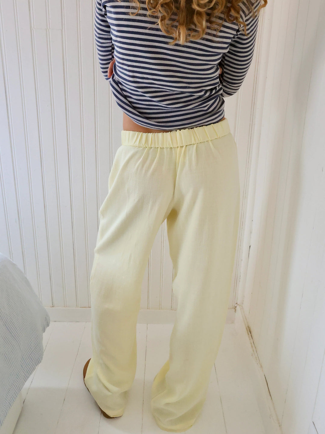 "Bequeme Lounge-Hose mit elastischem Bund, weites Bein und vintage Streifendruck für stilvolle Loungewear."