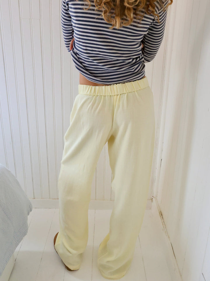 "Bequeme Lounge-Hose mit elastischem Bund, weites Bein und vintage Streifendruck für stilvolle Loungewear."