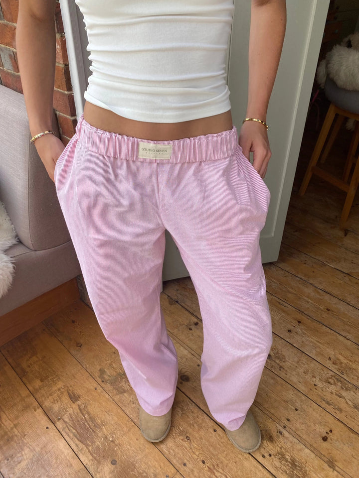 "Bequeme Lounge-Hose mit elastischem Bund, weites Bein und vintage Streifendruck für stilvolle Loungewear."
