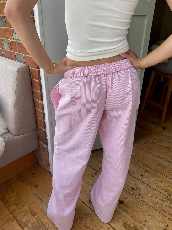 "Bequeme Lounge-Hose mit elastischem Bund, weites Bein und vintage Streifendruck für stilvolle Loungewear."
