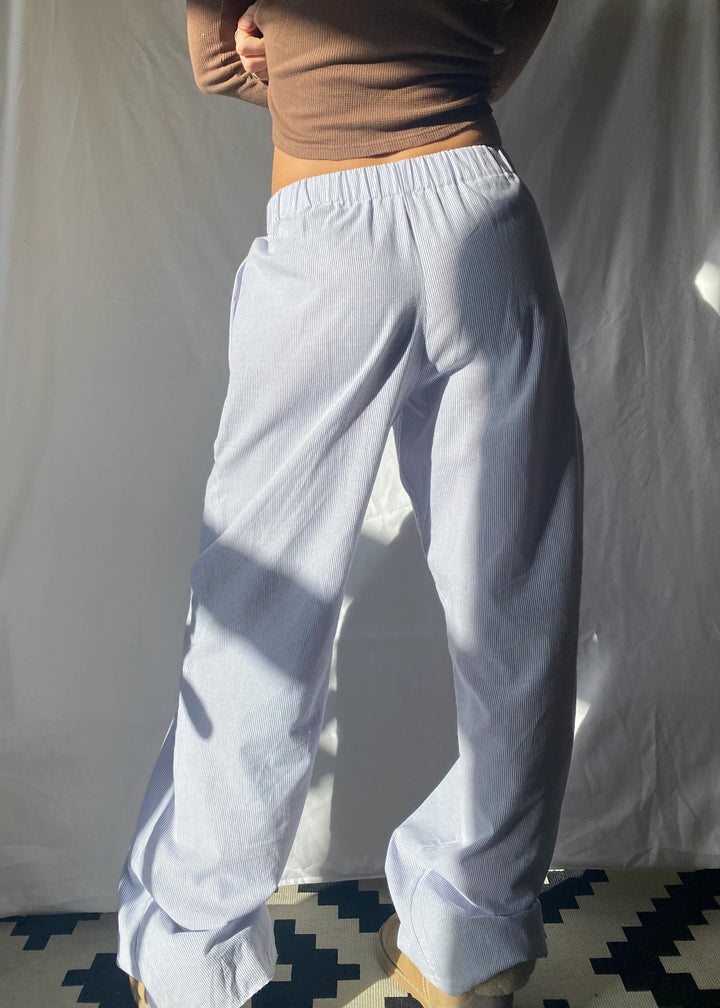 "Bequeme Lounge-Hose mit elastischem Bund, weites Bein und vintage Streifendruck für stilvolle Loungewear."