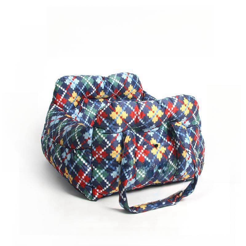 "Bequemes, tragbares Hundesitzbett im Auto, geeignet für Reisen, mit weicher Polsterung und verstellbaren Gurten."