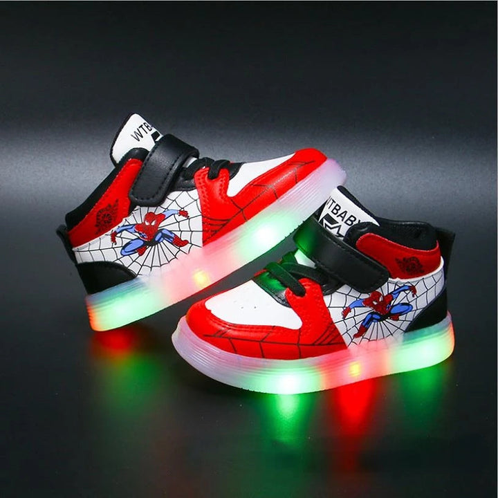 "Blaue Spiderman Schuhe mit LED-Lichtern für Kinder, ideal für kleine Superheldenabenteuer."