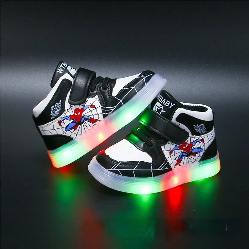 "Blaue Spiderman Schuhe mit LED-Lichtern für Kinder, ideal für kleine Superheldenabenteuer."