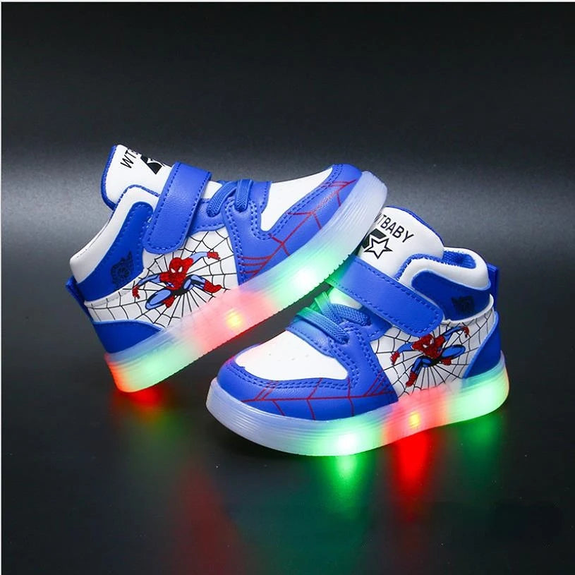 "Blaue Spiderman Schuhe mit LED-Lichtern für Kinder, ideal für kleine Superheldenabenteuer."