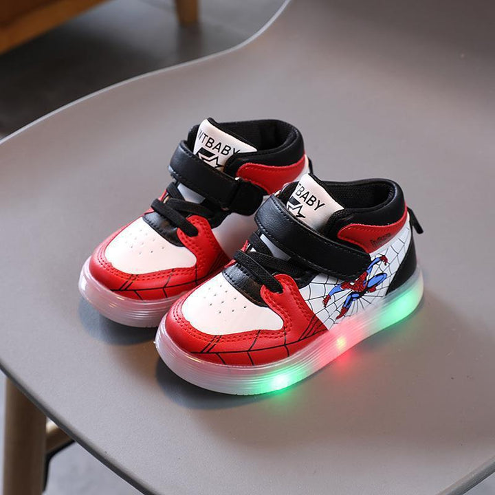 "Blaue Spiderman Schuhe mit LED-Lichtern für Kinder, ideal für kleine Superheldenabenteuer."