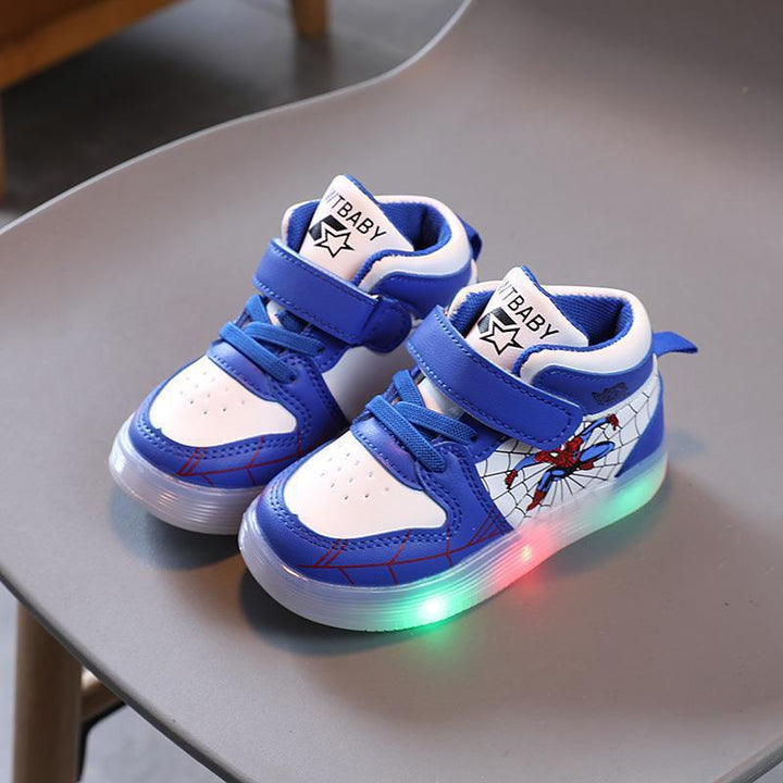 "Blaue Spiderman Schuhe mit LED-Lichtern für Kinder, ideal für kleine Superheldenabenteuer."