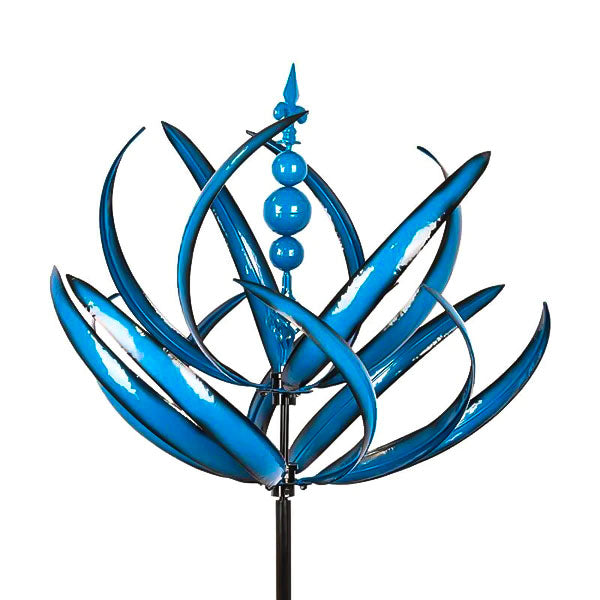 Blaues Metall-Windspiel im robusten Design für den Garten, elegantes Dekor für Außenbereiche.