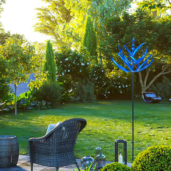 Blaues Metall-Windspiel im robusten Design für den Garten, elegantes Dekor für Außenbereiche.