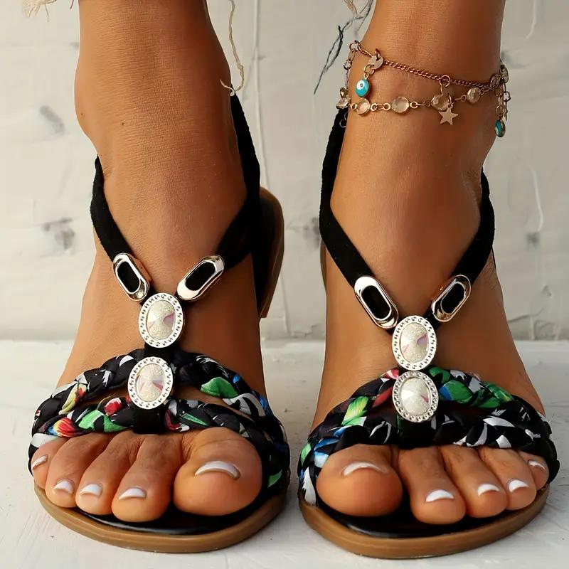 "Boho-Sandalen Damen flach, elastische Riemen, bequeme Sommerschuhe in stilvollen Farben, ideal für Freizeitoutfits."