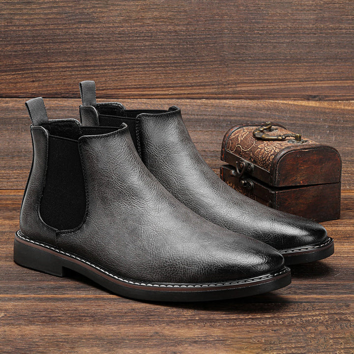 "Braune Chelsea-Stiefel für Herren aus Leder mit elastischen Einsätzen und eleganter Silhouette, ideal für Alltag und Stil."