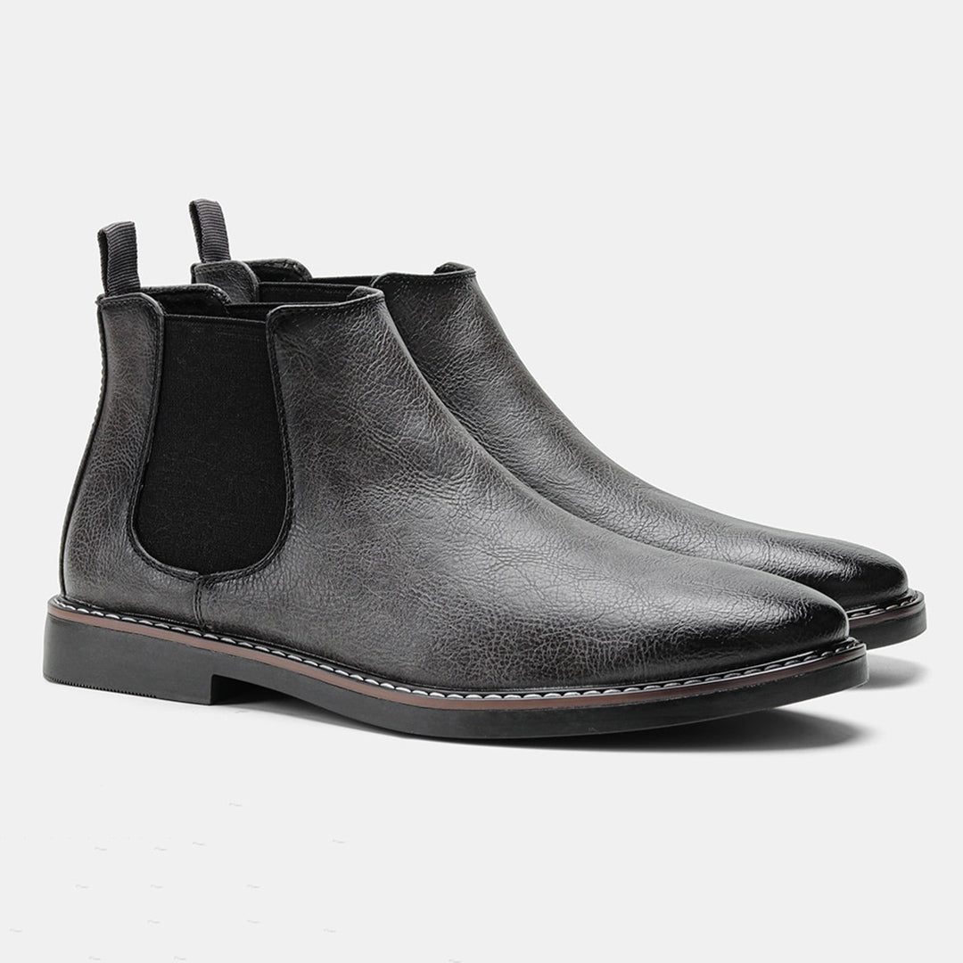 "Braune Chelsea-Stiefel für Herren aus Leder mit elastischen Einsätzen und eleganter Silhouette, ideal für Alltag und Stil."