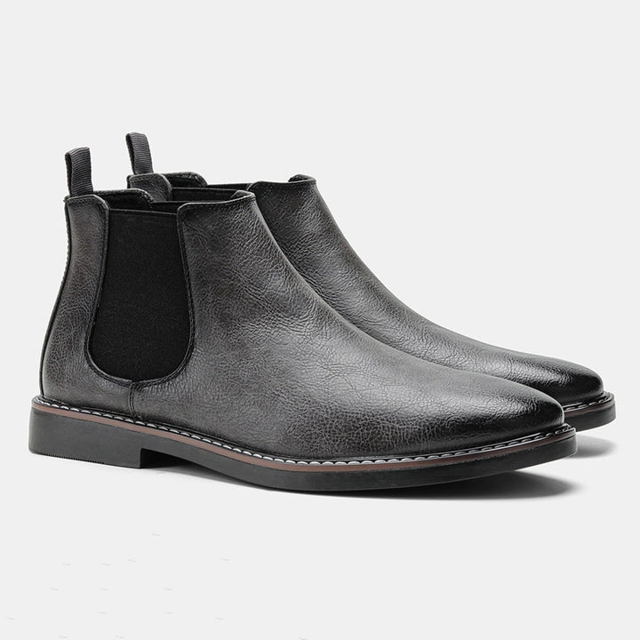 "Braune Chelsea-Stiefel für Herren aus Leder mit elastischen Einsätzen und eleganter Silhouette, ideal für Alltag und Stil."