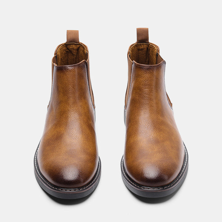 "Braune Chelsea-Stiefel für Herren aus Leder mit elastischen Einsätzen und eleganter Silhouette, ideal für Alltag und Stil."