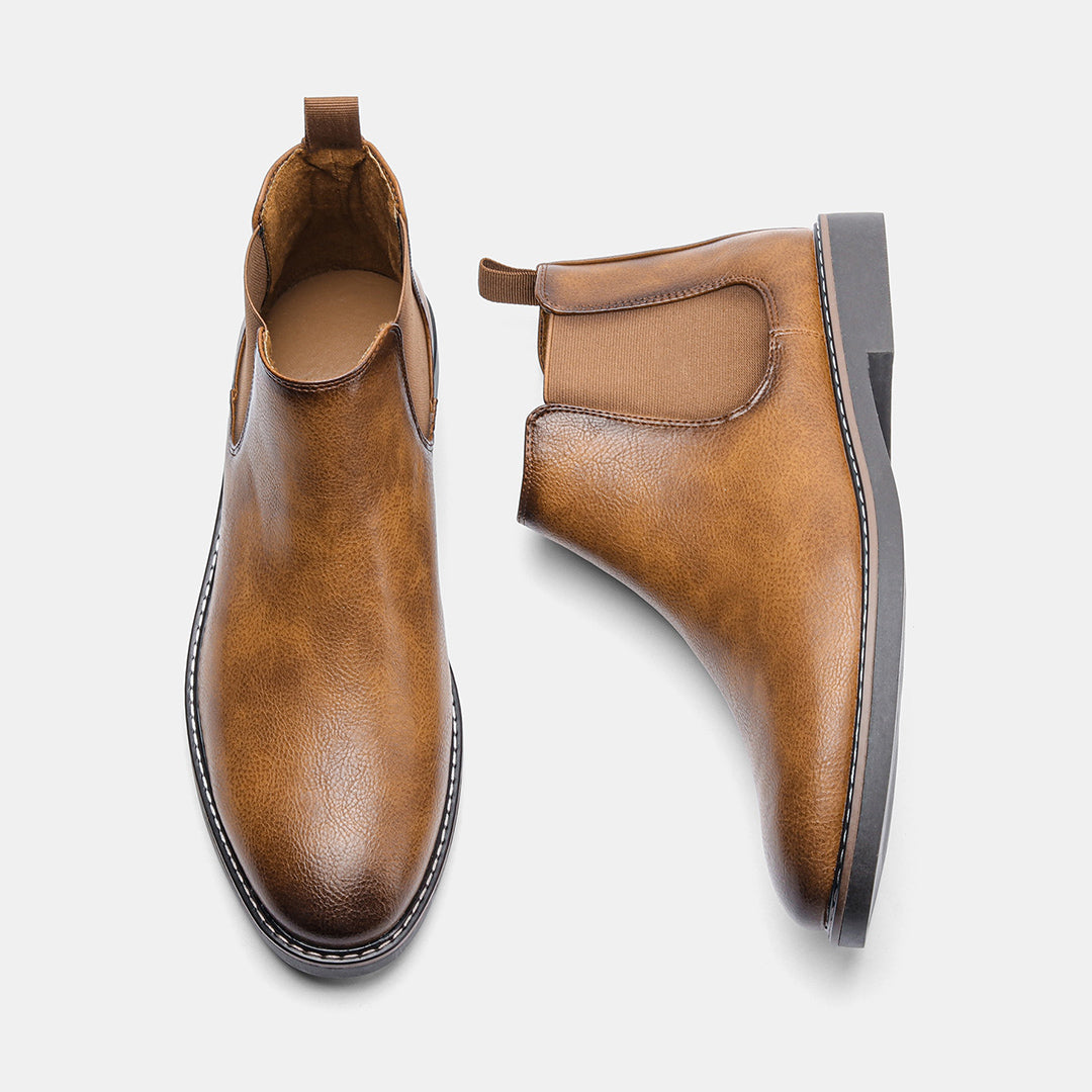 "Braune Chelsea-Stiefel für Herren aus Leder mit elastischen Einsätzen und eleganter Silhouette, ideal für Alltag und Stil."