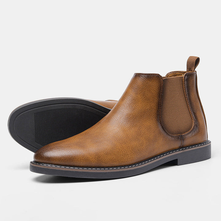 "Braune Chelsea-Stiefel für Herren aus Leder mit elastischen Einsätzen und eleganter Silhouette, ideal für Alltag und Stil."