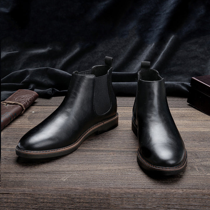 "Braune Chelsea-Stiefel für Herren aus Leder mit elastischen Einsätzen und eleganter Silhouette, ideal für Alltag und Stil."