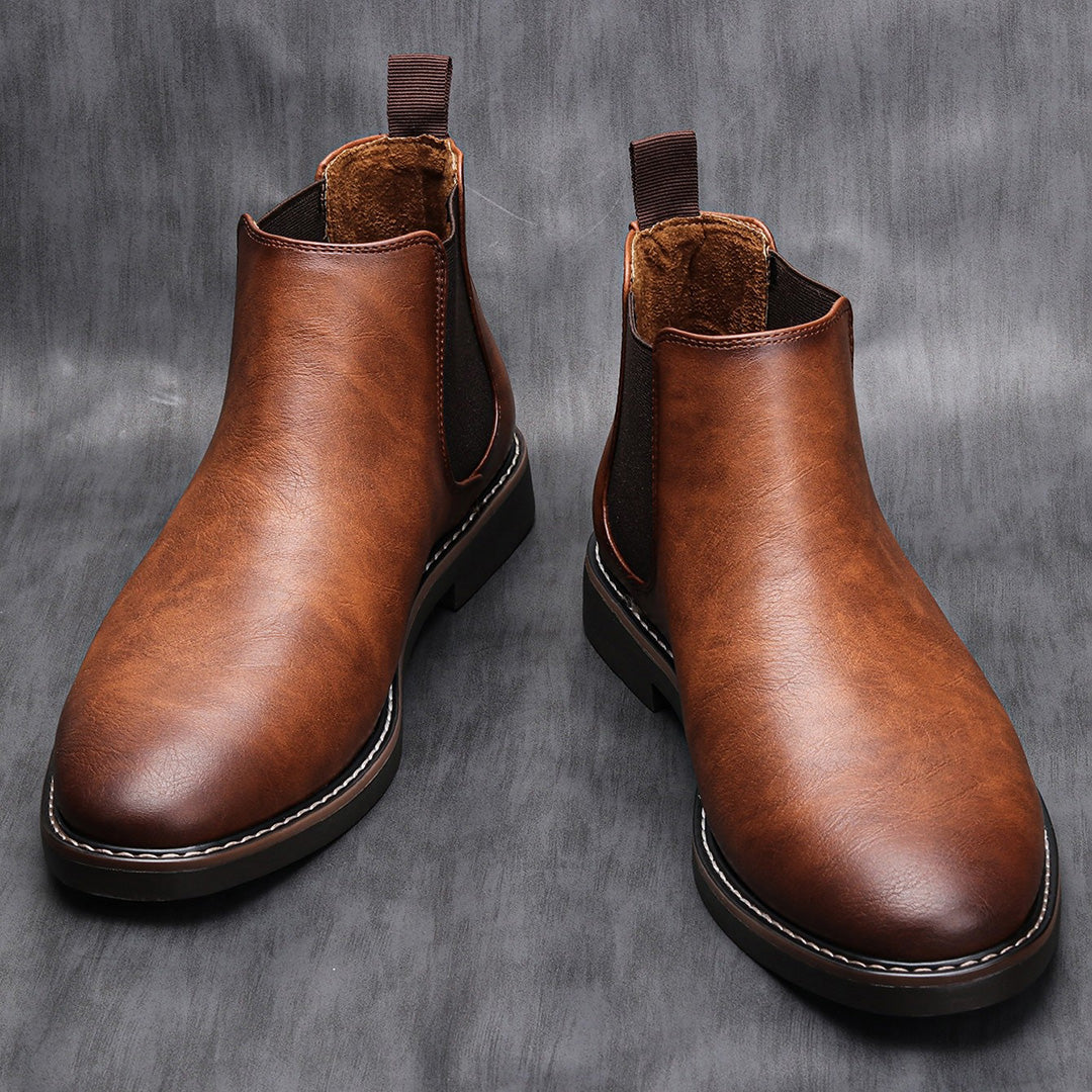 "Braune Chelsea-Stiefel für Herren aus Leder mit elastischen Einsätzen und eleganter Silhouette, ideal für Alltag und Stil."