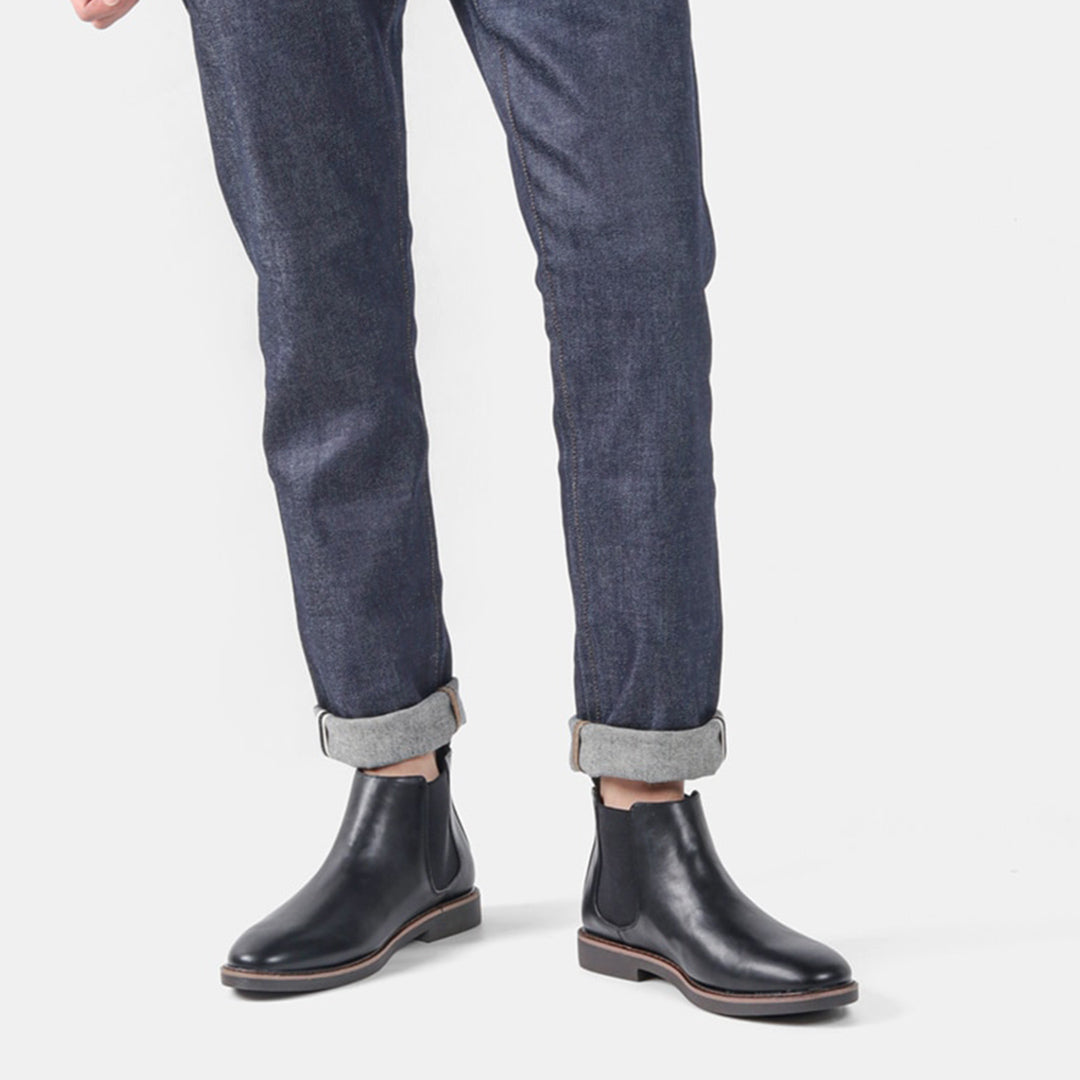 "Braune Chelsea-Stiefel für Herren aus Leder mit elastischen Einsätzen und eleganter Silhouette, ideal für Alltag und Stil."