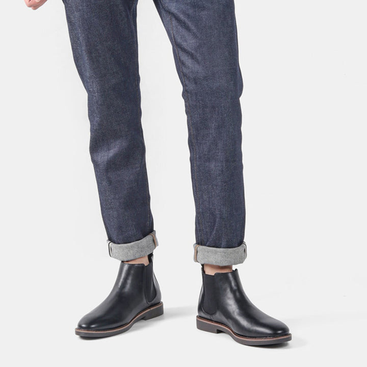 "Braune Chelsea-Stiefel für Herren aus Leder mit elastischen Einsätzen und eleganter Silhouette, ideal für Alltag und Stil."