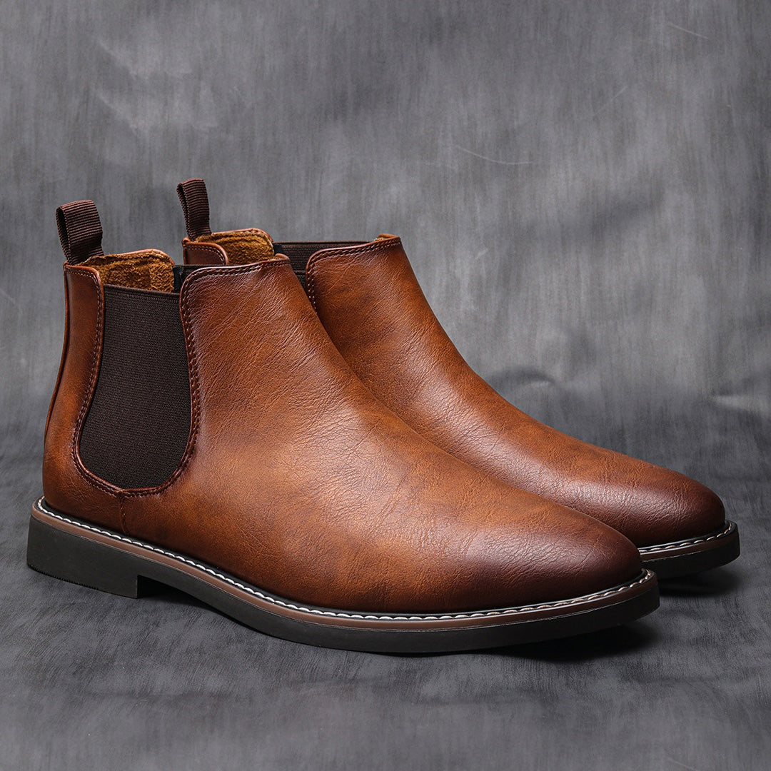 "Braune Chelsea-Stiefel für Herren aus Leder mit elastischen Einsätzen und eleganter Silhouette, ideal für Alltag und Stil."