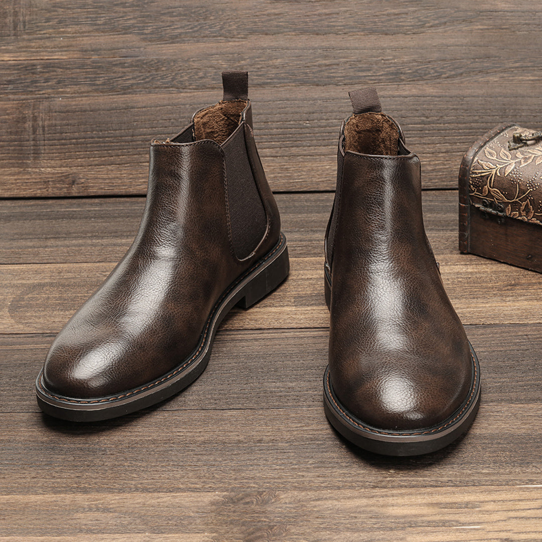 "Braune Chelsea-Stiefel für Herren aus Leder mit elastischen Einsätzen und eleganter Silhouette, ideal für Alltag und Stil."