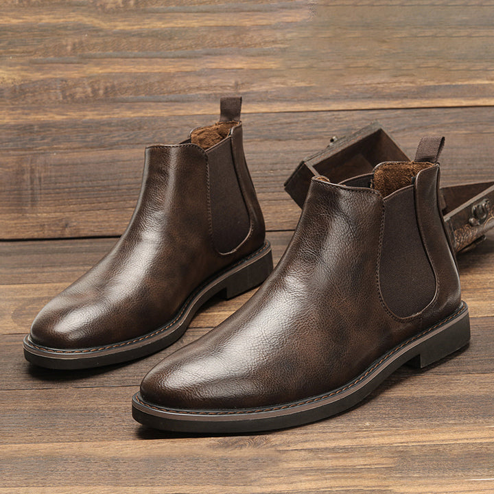 "Braune Chelsea-Stiefel für Herren aus Leder mit elastischen Einsätzen und eleganter Silhouette, ideal für Alltag und Stil."