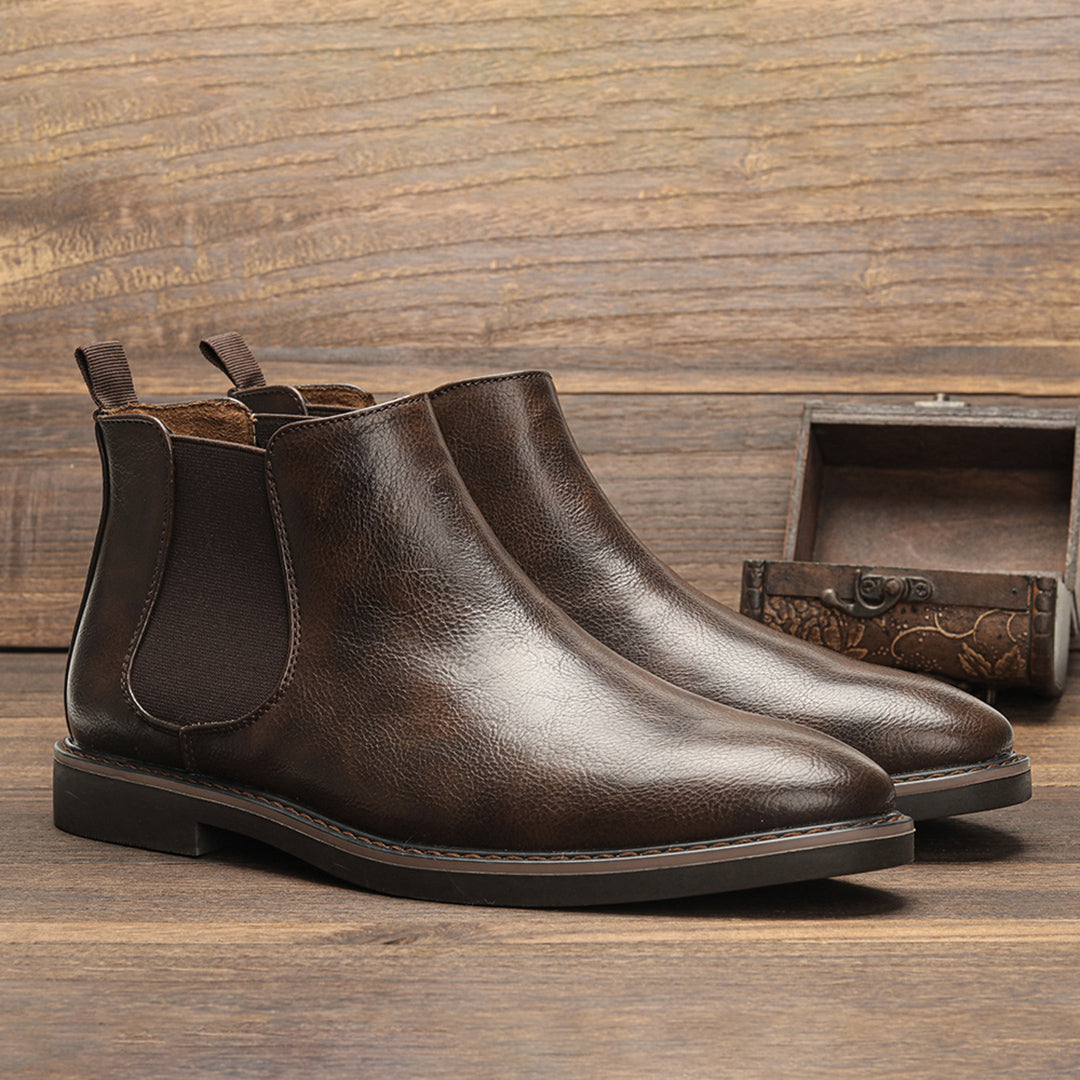 "Braune Chelsea-Stiefel für Herren aus Leder mit elastischen Einsätzen und eleganter Silhouette, ideal für Alltag und Stil."