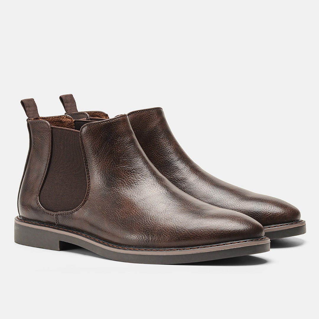 "Braune Chelsea-Stiefel für Herren aus Leder mit elastischen Einsätzen und eleganter Silhouette, ideal für Alltag und Stil."